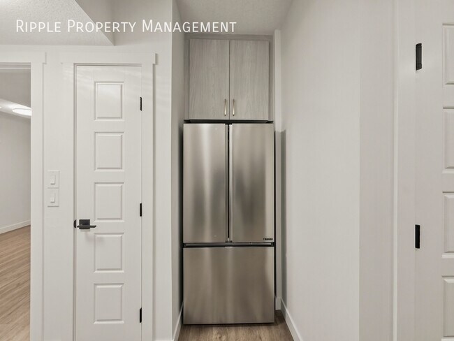 Photo du bâtiment - SPACIOUS 2-BED, 1-BATH BASEMENT SUITE | PRIVATE GREEN SPACE BACKING