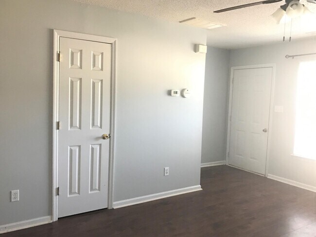 Building Photo - 106 Woodlake Ct