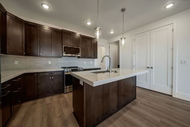 Building Photo - SPECTACULAR VIEWS, MIL APT, BRAND NEW MOUN...