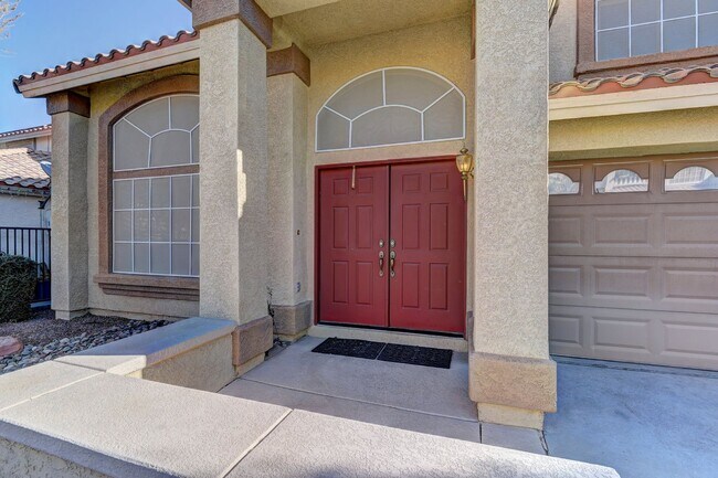 Building Photo - 5 bed / 3 bath / 3 car with Pool & Spa