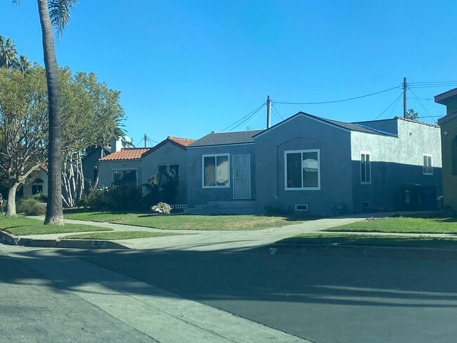 Building Photo - 2820 Vineyard Ave