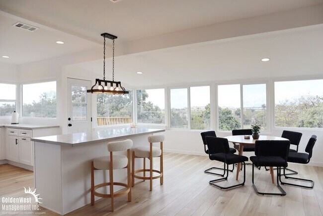 Foto del edificio - Stylish Updated 3Bdm 2Ba Upstairs Unit in the Heart of Old Town San Diego!