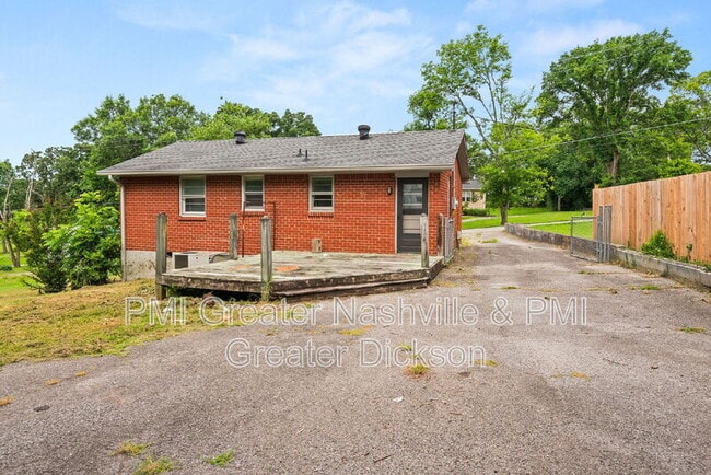 Building Photo - 111 River Rd