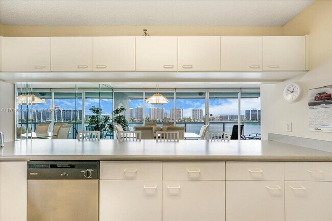 Foto del edificio - 17700 N Bay Rd