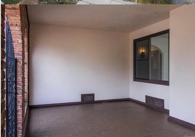 Foto del edificio - 32888 N River Rd