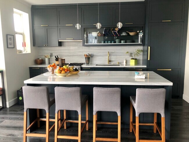 Cocina de lujo con isla para comer. - 836 N Point St