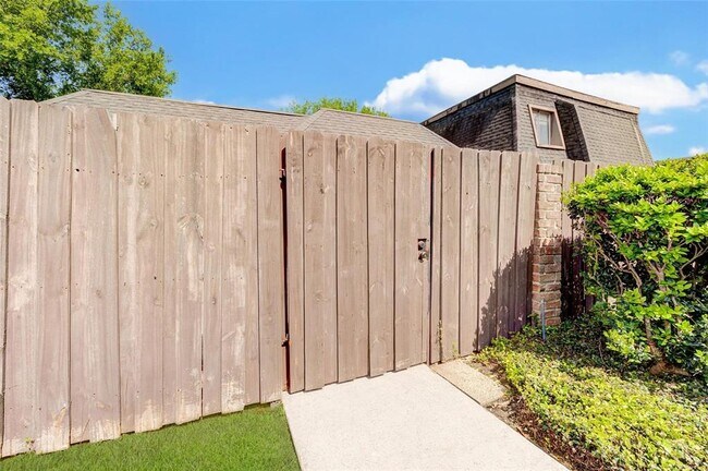 Building Photo - 12028 Mighty Oak Dr