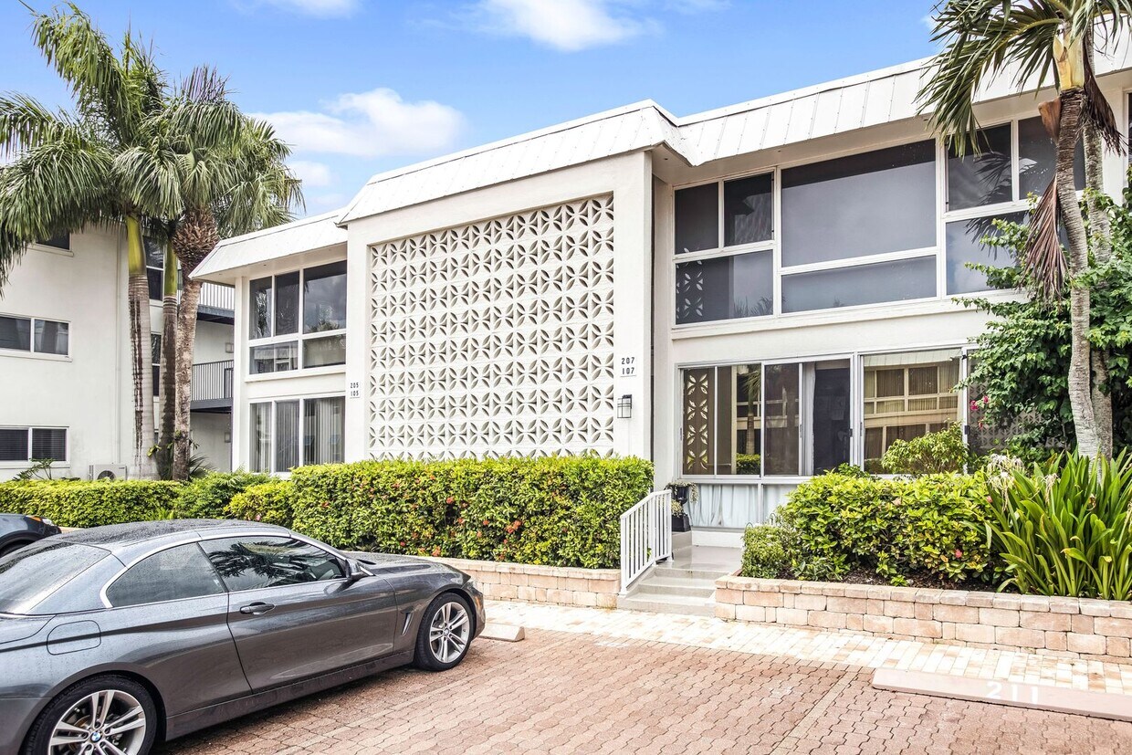 Foto principal - ** MOORINGS ** 2 BED / 2 BATH - CONDO - PR...