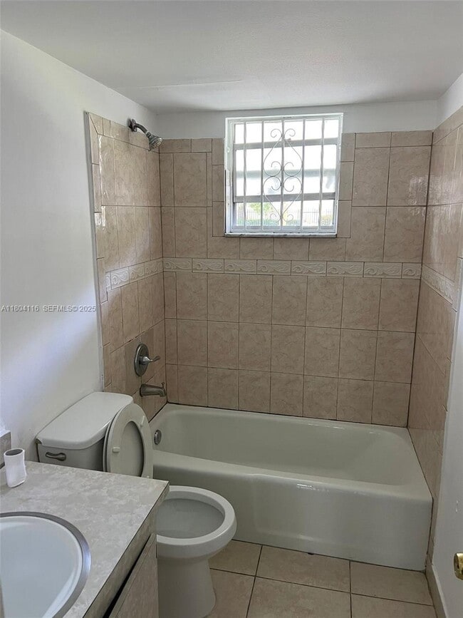 Building Photo - 220 SW 9th Ave