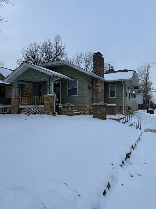 Building Photo - 1201 SW Garfield Ave