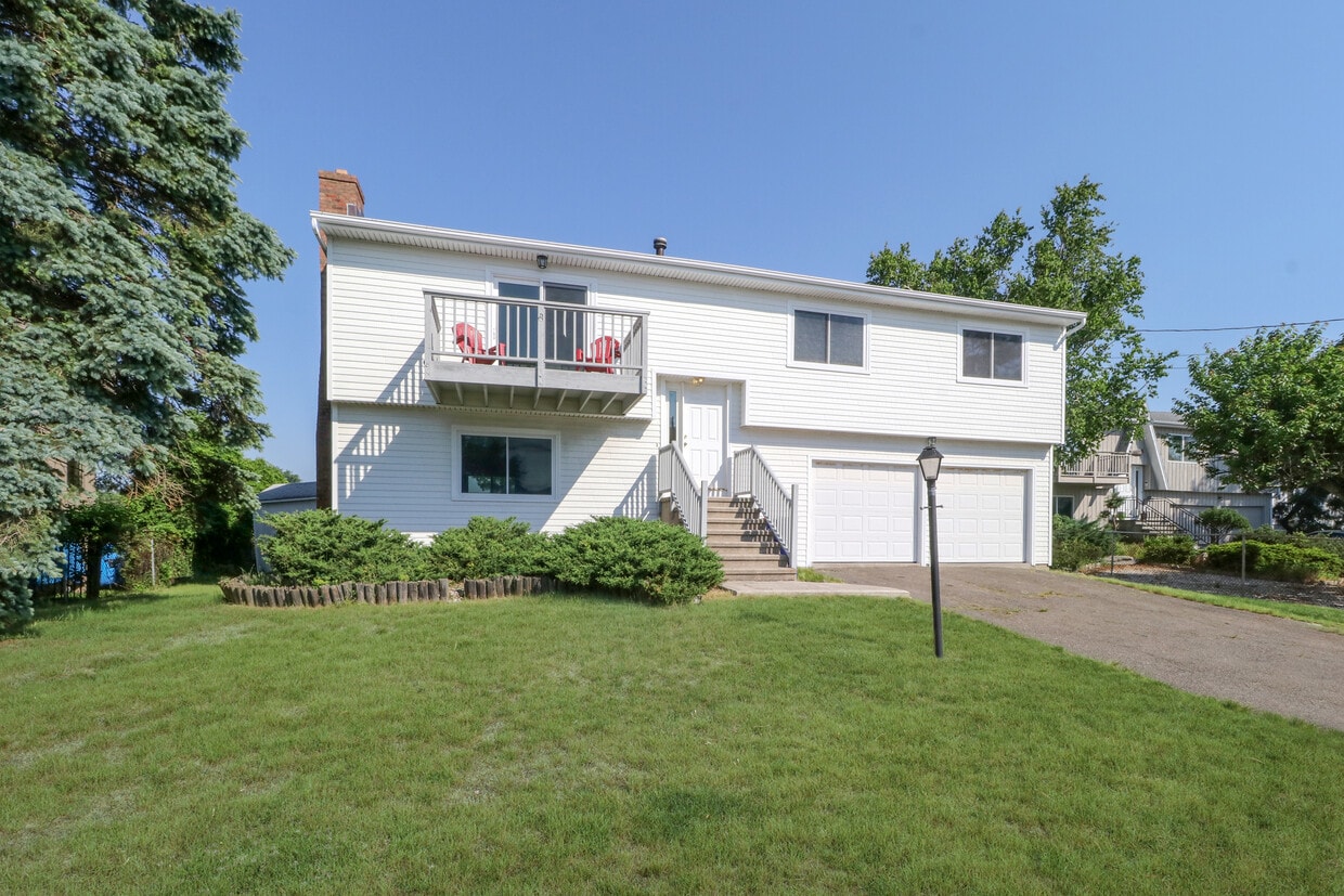 Primary Photo - 622 Fairfield Beach Rd