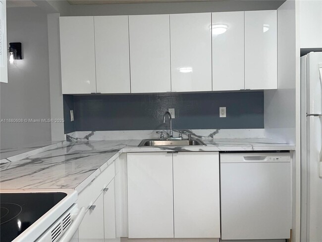 Building Photo - 4600 SW 67th Ave