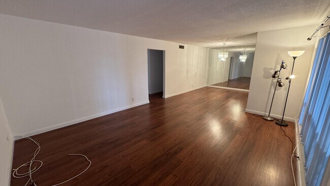 Building Photo - 300 S Luna Ct