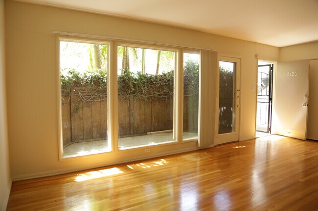 Foto del edificio - 2120 S Beverly Glen Blvd