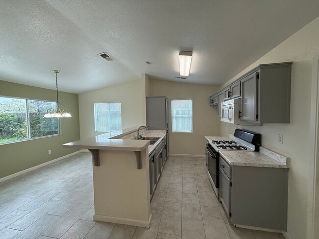 Building Photo - Bright 3 Bed / 2 Bath Home with Open Layout & Private Backyard