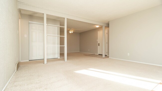 Building Photo - 900 Garden Cir