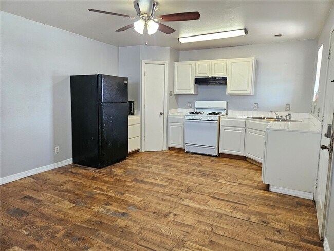 Foto del edificio - 705 Harris Ave