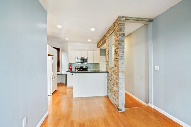 Building Photo - 14 65th St