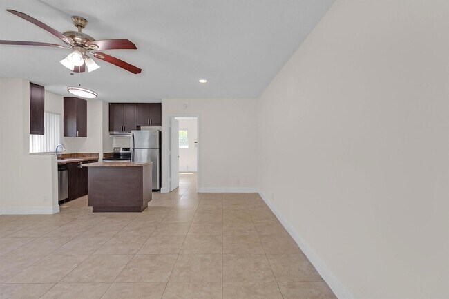 Foto del edificio - 560 NE 46th St