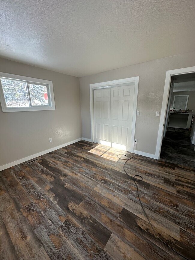 Building Photo - 4 Bedroom Home
