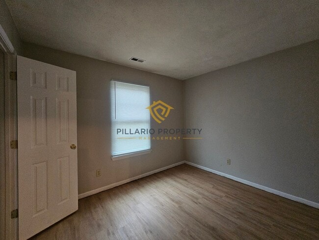 Building Photo - Cozy Attached Garage 3-Bedroom/2-Bathroom ...