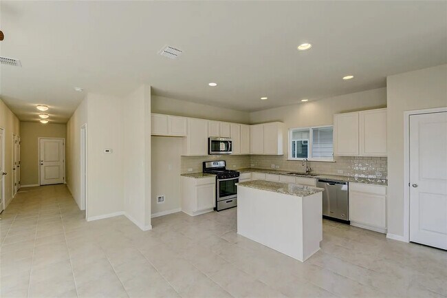Foto del edificio - Room in House on Spinnaker Loop