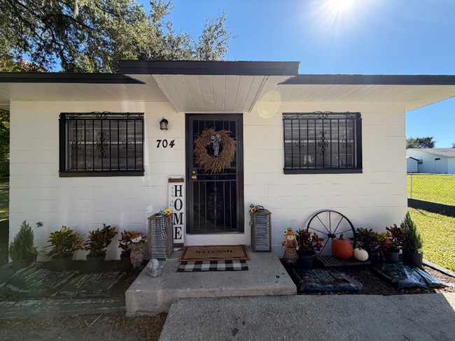 Building Photo - 704 W 13th St