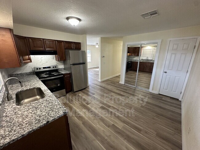 Building Photo - 565 Jackson Ave