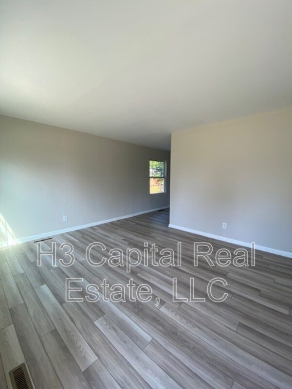 Foto del edificio - 2437 Wilson Ave