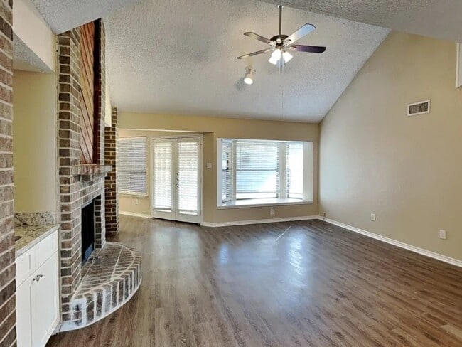 Foto del edificio - 2437 Rochelle Ln