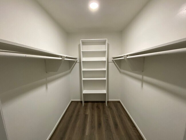 Building Photo - Beautifully Renovated 4 Bed House with Lar...