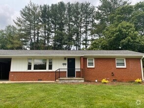 Building Photo - 2204 Wyndale Rd