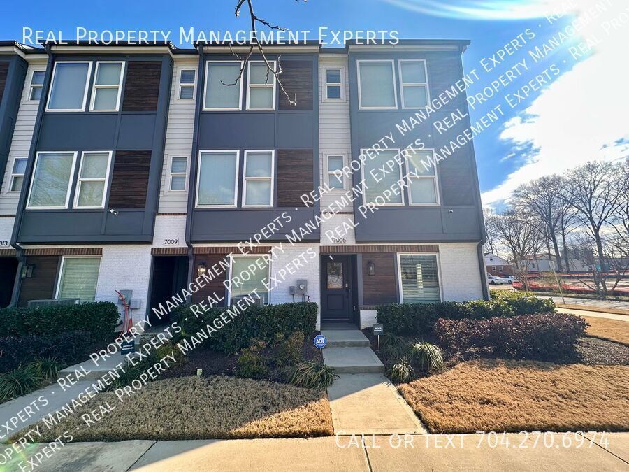 Foto principal - Stunning 3BR/4BA Townhouse in Charlotte!