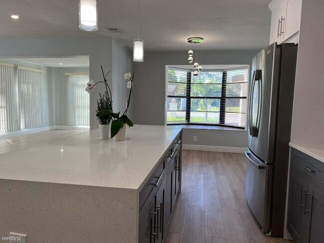 Foto del edificio - 4 br, 2 bath House - 329 SW 8th Ave