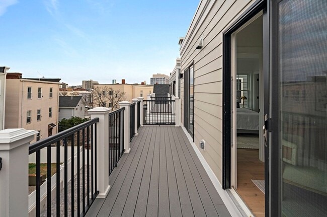 Building Photo - 65 Merriam St