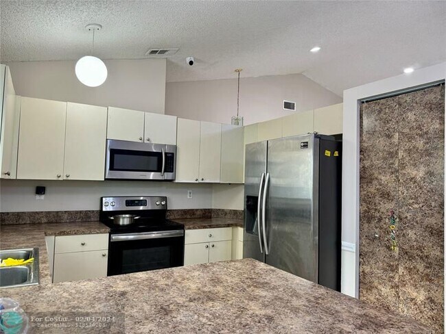 Building Photo - 1038 W Jasmine Ln