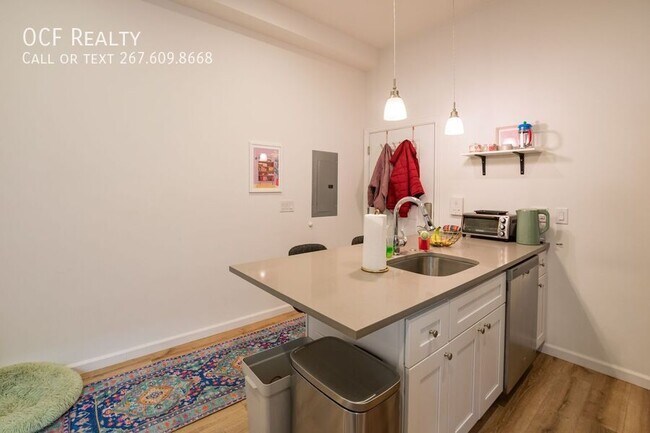 Building Photo - Two Bed Queen Village Apartment