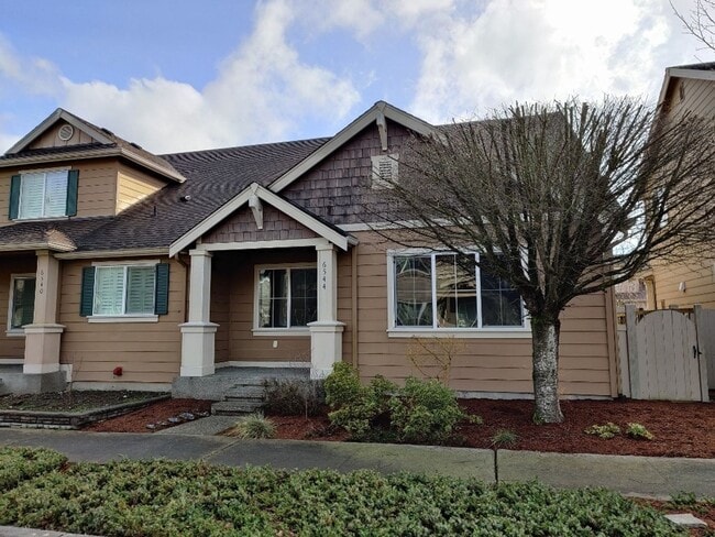 Building Photo - Townhome w/ New Paint