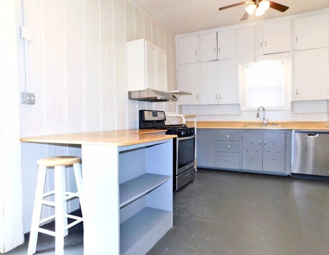 Foto del edificio - Charming 3BR Near TWU & Denton Square – Available Mid-June