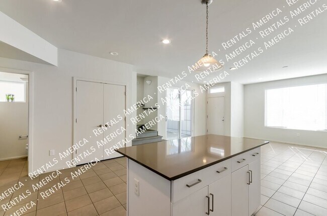 Building Photo - 872 E Park Modern Dr