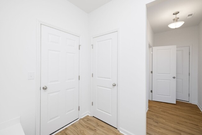 Building Photo - 3BD Townhome Walking Distance to Downtown