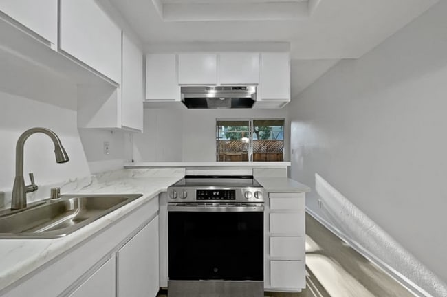 Building Photo - 1024 Delna Manor Ln