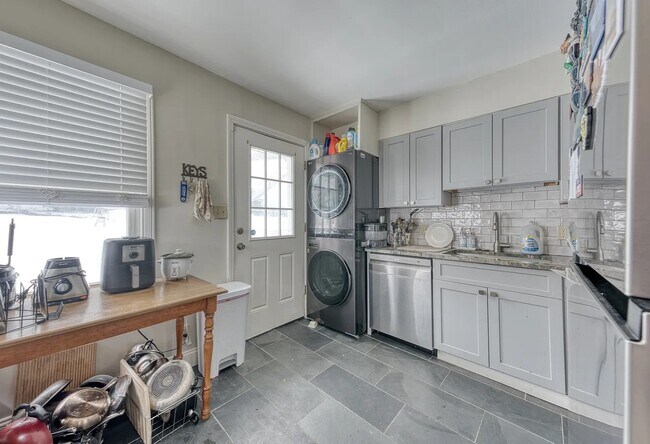 Foto del edificio - 69 Lynwood Dr