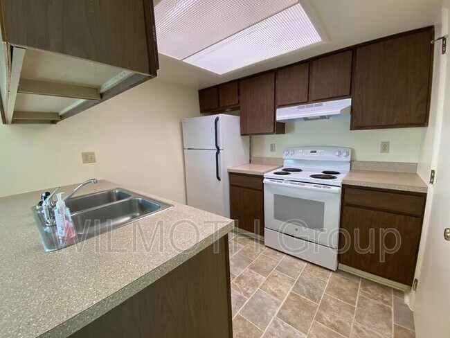 Building Photo - 3055 Wedgewood Dr