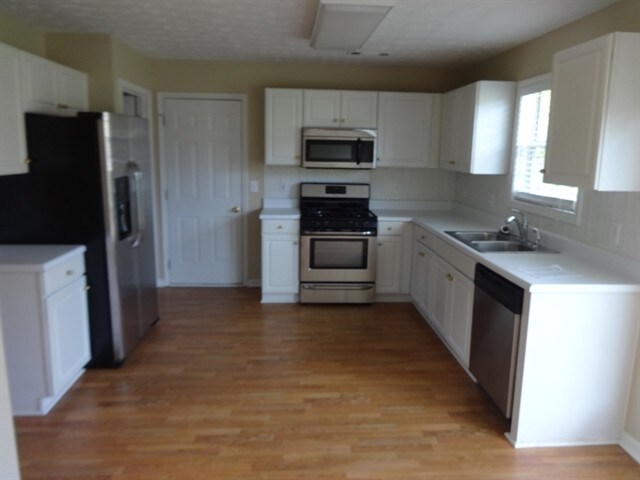 Building Photo - 127 Savanna Ct