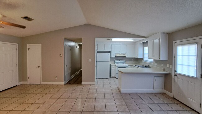 Foto del edificio - 3 bedroom 2 bath house available for rent!