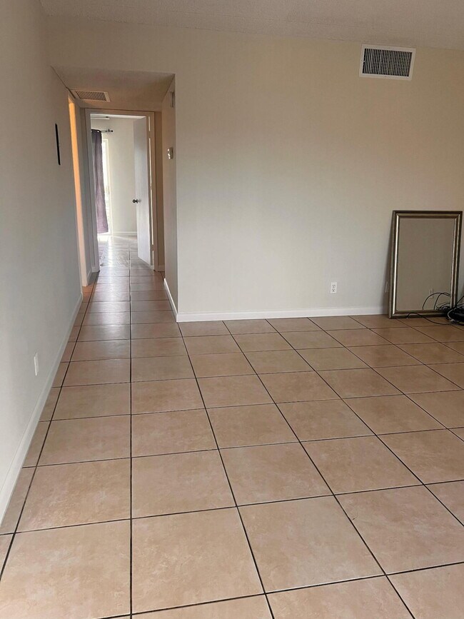 Foto del edificio - 500 Village Green Cir W