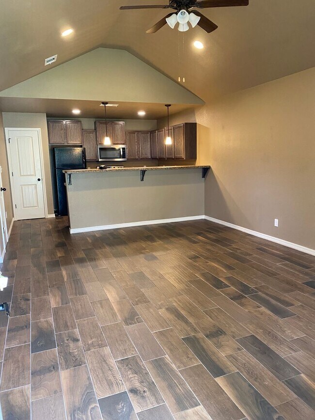 Foto del edificio - 2 BED 2 BATH DUPLEX - $1000 MOVE IN SPECIAL!!