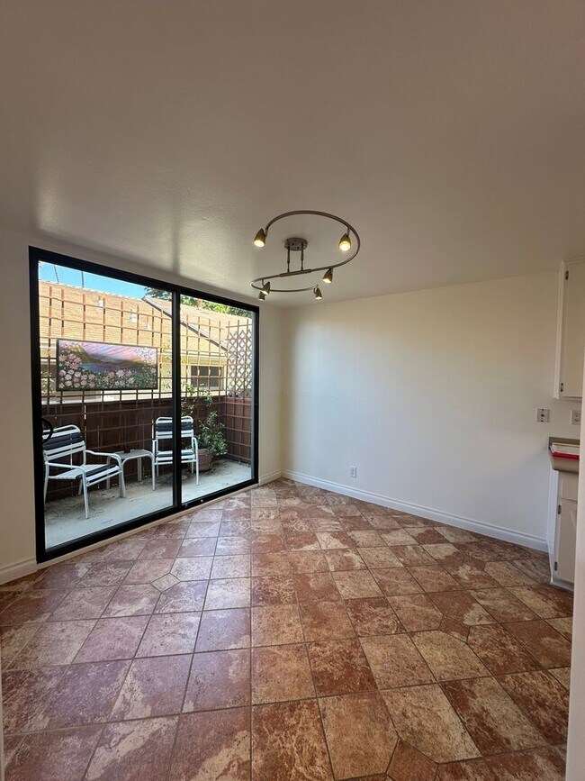 Building Photo - 3 Bedroom Townhome in the Desirable city o...