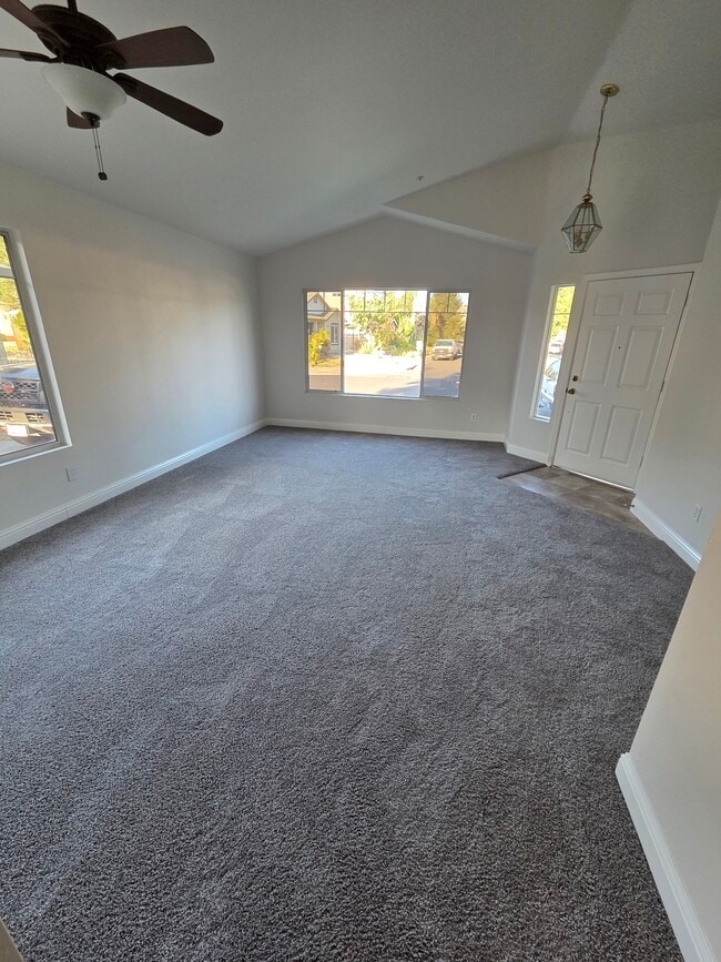Building Photo - 1012 Farnham Ave